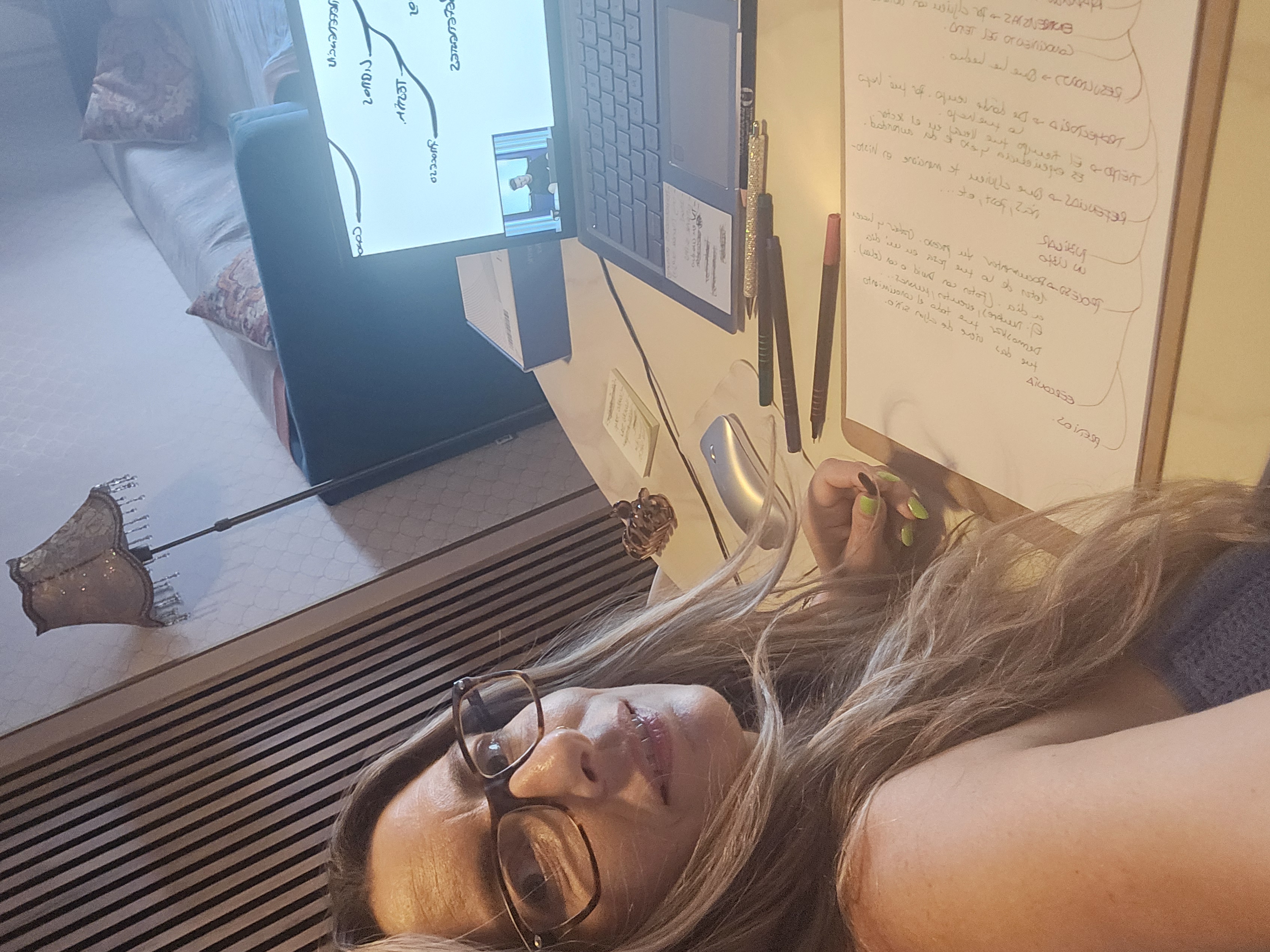 Julia trabajando con el ordenador